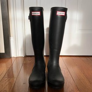 Hunter ORIGINAL TALL rain boots in matte black!
